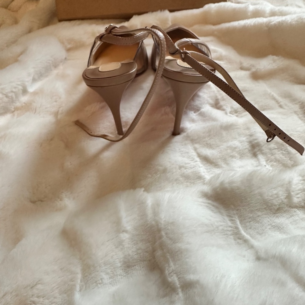 Christian Louboutin - Picture 4 of 6